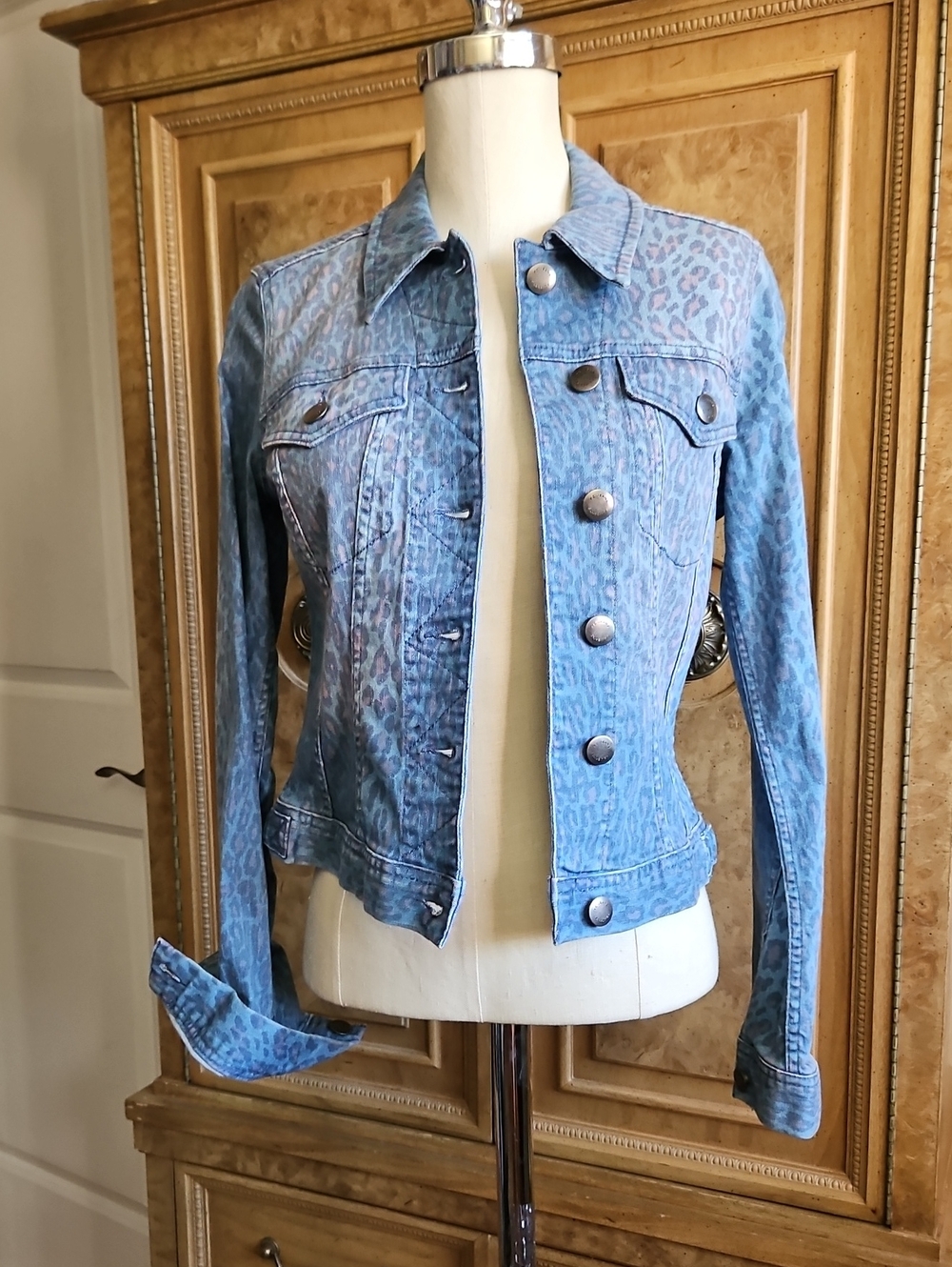 Womens Blue And Pin kLeopard-Print Denim Jacket - Feminine Button-Front Size 4